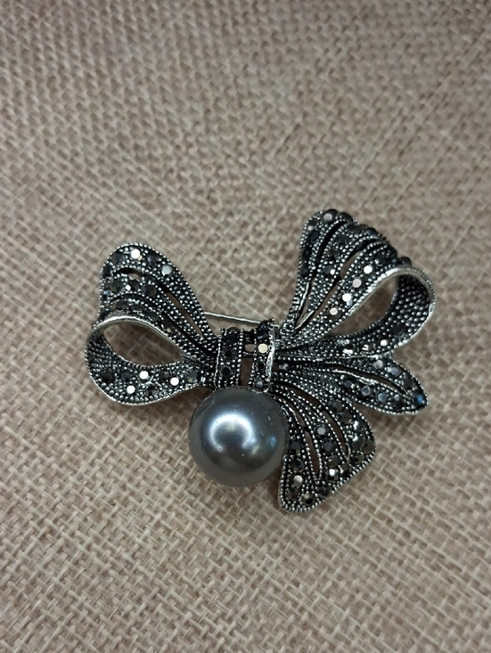 Source Unknown Jewelry - Silver Tone Bow Pearl Rhinestone Brooch Gray Faux Pearl Statement Pin One Size